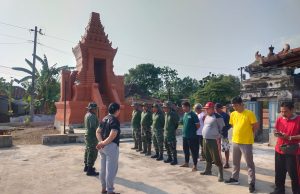 TNI Bersama Warga Karya Bakti Di Pura Satya Dharma Mrisen Juwiring