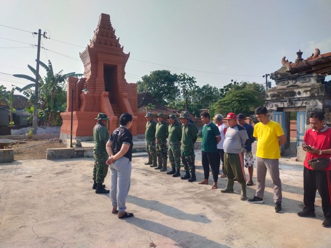 TNI Bersama Warga Karya Bakti Di Pura Satya Dharma Mrisen Juwiring