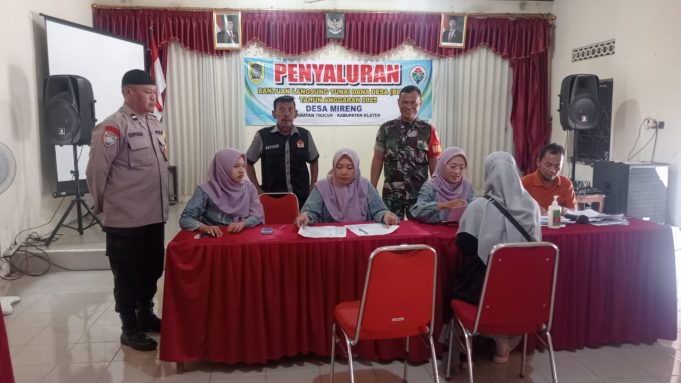 Babinsa Koramil 19/Trucuk Kawal Penyaluran BLT Dana Desa Tahap X Desa Mireng