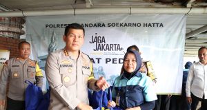 Jumat Peduli, Polresta Bandara Soetta Bagikan Paket Sembako ke Puluhan Petugas Cleaning Service