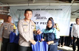 Jumat Peduli, Polresta Bandara Soetta Bagikan Paket Sembako ke Puluhan Petugas Cleaning Service