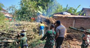 TNI Dan Warga Trucuk Bergotong Royong Bersihkan Rumpun Bambu Roboh Di Sungai Kuning