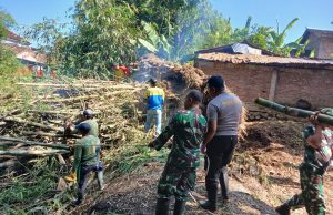 TNI Dan Warga Trucuk Bergotong Royong Bersihkan Rumpun Bambu Roboh Di Sungai Kuning