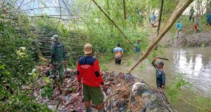 Antisipasi Banjir Babinsa Koramil Jogonalan Bersama Warga Bersihan Bantaran Sungai Desa Pakahan