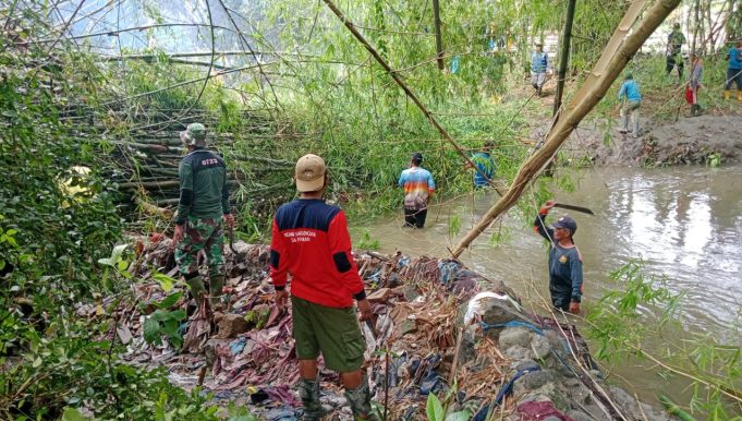 Antisipasi Banjir Babinsa Koramil Jogonalan Bersama Warga Bersihan Bantaran Sungai Desa Pakahan