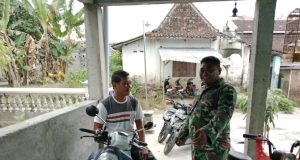 Wujud Kedekatan TNI Dengan Masyarakat, Babinsa Ngawen Ajak Warga Jaga Lingkungan Dan Kesehatan