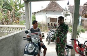 Wujud Kedekatan TNI Dengan Masyarakat, Babinsa Ngawen Ajak Warga Jaga Lingkungan Dan Kesehatan