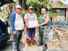Babinsa Koramil Klaten Utara Dampingi Pemerintah Desa Ketandan Salurkan Bantuan Terdampak SUTET Roboh