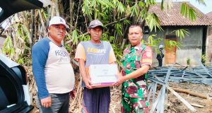 Babinsa Koramil Klaten Utara Dampingi Pemerintah Desa Ketandan Salurkan Bantuan Terdampak SUTET Roboh