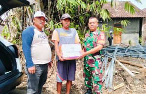 Babinsa Koramil Klaten Utara Dampingi Pemerintah Desa Ketandan Salurkan Bantuan Terdampak SUTET Roboh