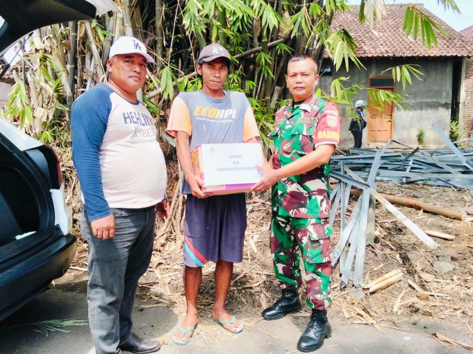 Babinsa Koramil Klaten Utara Dampingi Pemerintah Desa Ketandan Salurkan Bantuan Terdampak SUTET Roboh