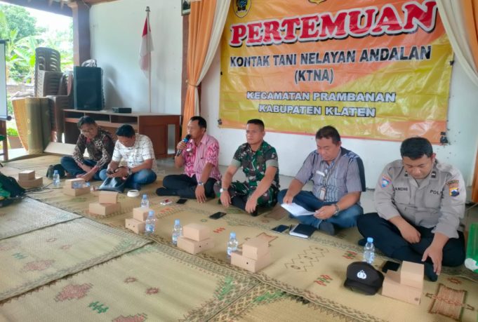 Sinergi Ketahanan Pangan, Bati Tuud Koramil Prambanan Hadiri Pertemuan KTNA Kecamatan Prambanan Klaten