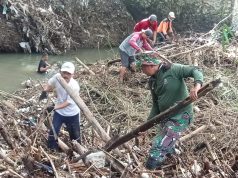 Cegah Banjir, TNI Bersama Warga Dan Relawan Bersinergi Bersihkan Sungai Kuning Di Desa Kalikebo