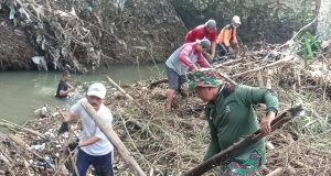 Cegah Banjir, TNI Bersama Warga Dan Relawan Bersinergi Bersihkan Sungai Kuning Di Desa Kalikebo