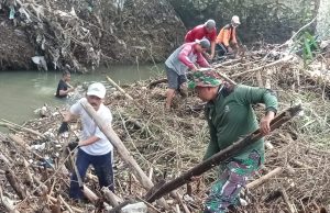 Cegah Banjir, TNI Bersama Warga Dan Relawan Bersinergi Bersihkan Sungai Kuning Di Desa Kalikebo