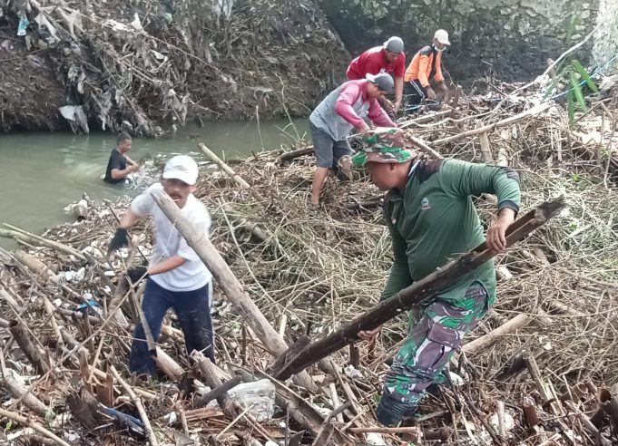 Cegah Banjir, TNI Bersama Warga Dan Relawan Bersinergi Bersihkan Sungai Kuning Di Desa Kalikebo