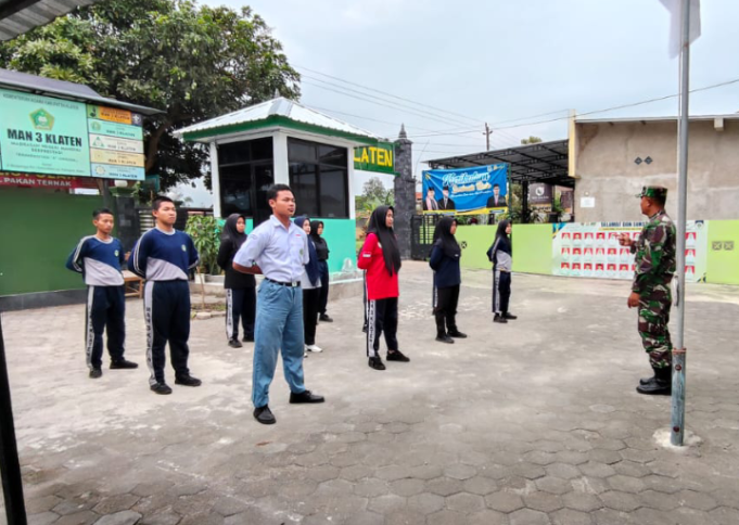 Babinsa Koramil 09/Prambanan Beri Latihan Ekstrakurikuler PBB Di MAN 3 Klaten