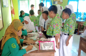 Pemeriksaan Kesehatan Bagi Siswa Di SMP Negeri 2 Karangdowo.