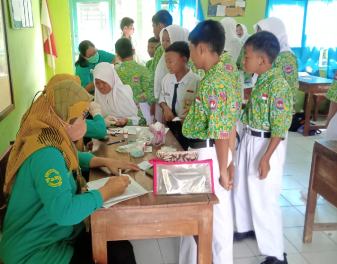 Pemeriksaan Kesehatan Bagi Siswa Di SMP Negeri 2 Karangdowo.