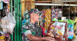 Bhabinsa Koramil 05/Jatinom Pantau Harga Sembako Di Pasar Gabus Jatinom Klaten