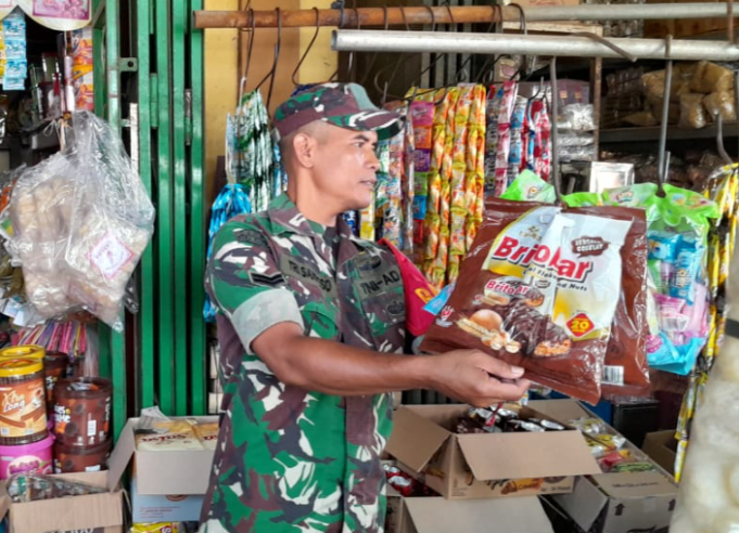 Bhabinsa Koramil 05/Jatinom Pantau Harga Sembako Di Pasar Gabus Jatinom Klaten