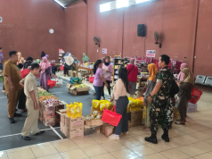 Babinsa Klaten Utara Monitoring Pelaksanaan Bazar Sembako Murah Di Balai Desa Karanganom
