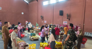 Babinsa Klaten Utara Monitoring Pelaksanaan Bazar Sembako Murah Di Balai Desa Karanganom
