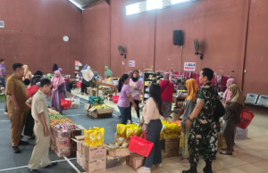 Babinsa Klaten Utara Monitoring Pelaksanaan Bazar Sembako Murah Di Balai Desa Karanganom