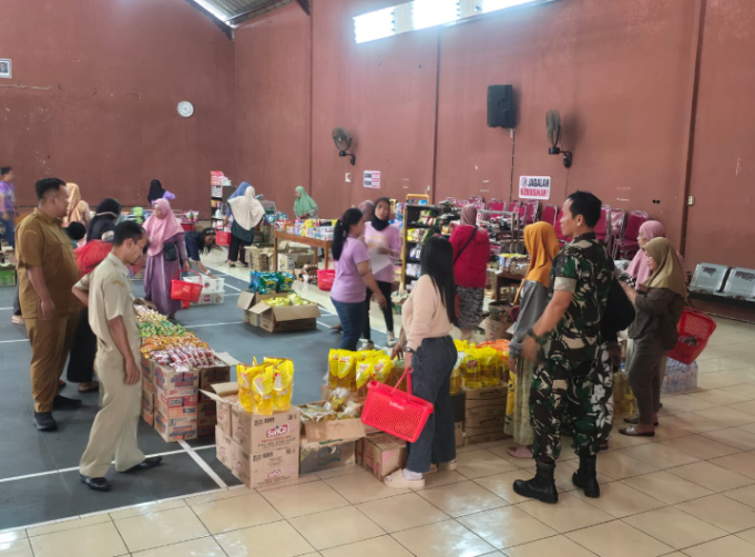 Babinsa Klaten Utara Monitoring Pelaksanaan Bazar Sembako Murah Di Balai Desa Karanganom