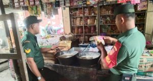 Sambangi Pasar Taji Klaten, Babinsa Koramil Prambanan Cek Harga Sembako