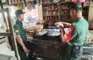 Sambangi Pasar Taji Klaten, Babinsa Koramil Prambanan Cek Harga Sembako