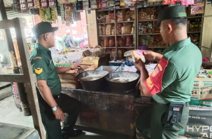 Sambangi Pasar Taji Klaten, Babinsa Koramil Prambanan Cek Harga Sembako