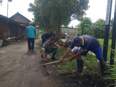 Gotong Royong Ketandan: Babinsa Giatkan Kebersihan Dan Kamtibmas