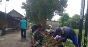 Gotong Royong Ketandan: Babinsa Giatkan Kebersihan Dan Kamtibmas