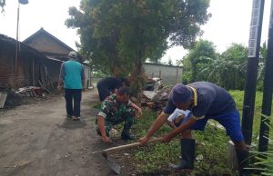 Gotong Royong Ketandan: Babinsa Giatkan Kebersihan Dan Kamtibmas