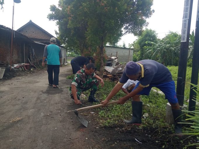 Gotong Royong Ketandan: Babinsa Giatkan Kebersihan Dan Kamtibmas