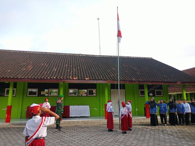 Babinsa Klaten Utara Menjadi Pembina Upacara Di SDN 2 Jonggrangan, Sampaikan Ini.