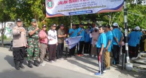 HUT PGRI Ke-80 Di Cawas, Babinsa Koramil 20/Cawas Pantau Dan Amankan Jalan Sehat