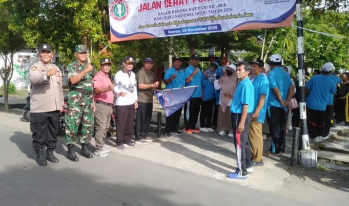 HUT PGRI Ke-80 Di Cawas, Babinsa Koramil 20/Cawas Pantau Dan Amankan Jalan Sehat