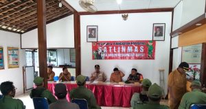 Hadapi Potensi Bencana, Babinsa Koramil Bayat Tingkatkan Kualitas Linmas Desa Bogem