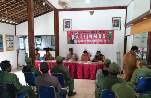 Hadapi Potensi Bencana, Babinsa Koramil Bayat Tingkatkan Kualitas Linmas Desa Bogem