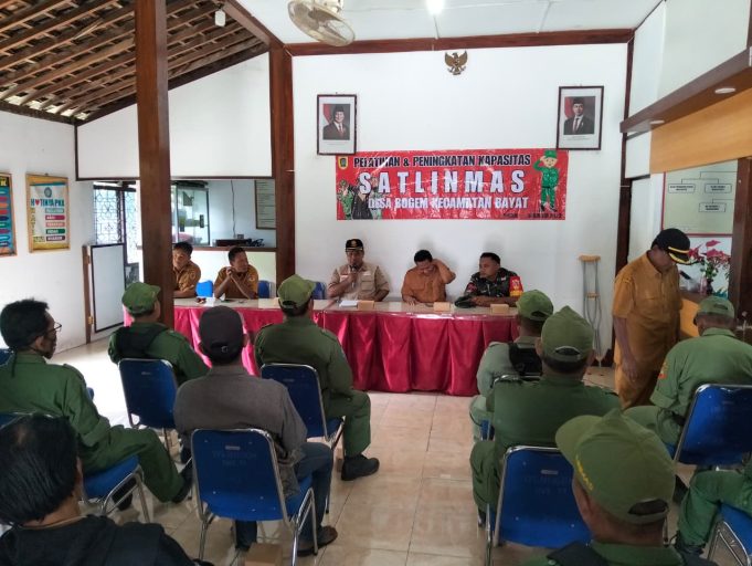 Hadapi Potensi Bencana, Babinsa Koramil Bayat Tingkatkan Kualitas Linmas Desa Bogem