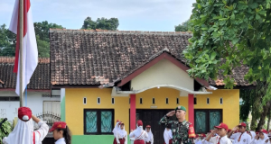 Babinsa Taji Jadi Pembina Upacara, Tanamkan Nilai Disiplin Dan Nasionalisme Sejak