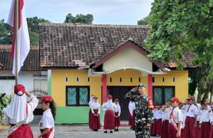 Babinsa Taji Jadi Pembina Upacara, Tanamkan Nilai Disiplin Dan Nasionalisme Sejak