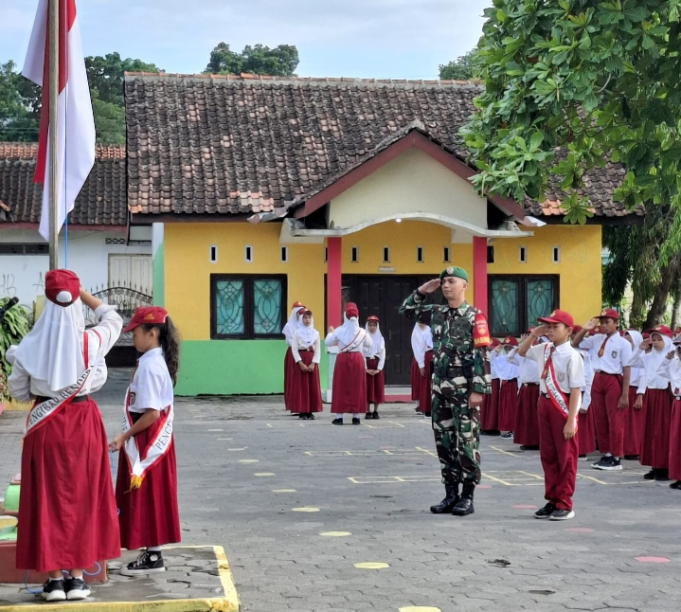 Babinsa Taji Jadi Pembina Upacara, Tanamkan Nilai Disiplin Dan Nasionalisme Sejak