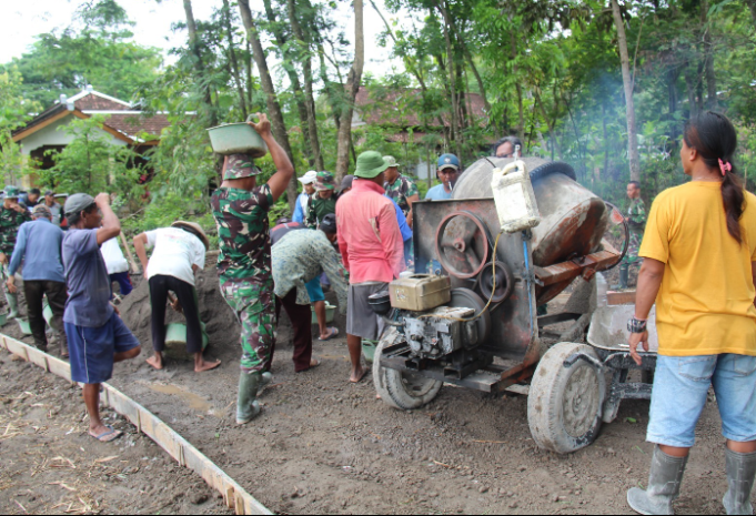 TMMD Sengkuyung Tahap IV Kodim 0723/Klaten Bangun Jalan Beton Di Desa Kaligayam