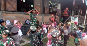 Babinsa Kemudo Kenalkan Profesi TNI Di KB Bina Putra Husada Prambanan Klaten