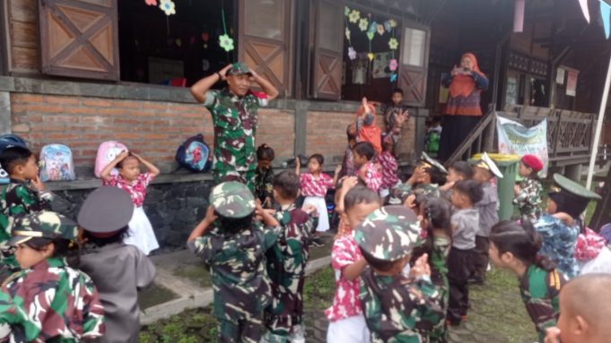 Babinsa Kemudo Kenalkan Profesi TNI Di KB Bina Putra Husada Prambanan Klaten