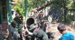 Karya Bakti Bangun Desa Sembung Klaten, Babinsa Koramil 07/Wedi Gotong Royong Betonisasi Jalan