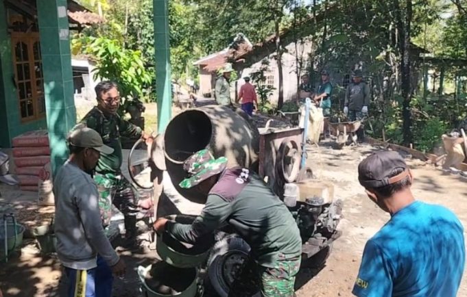 Karya Bakti Bangun Desa Sembung Klaten, Babinsa Koramil 07/Wedi Gotong Royong Betonisasi Jalan